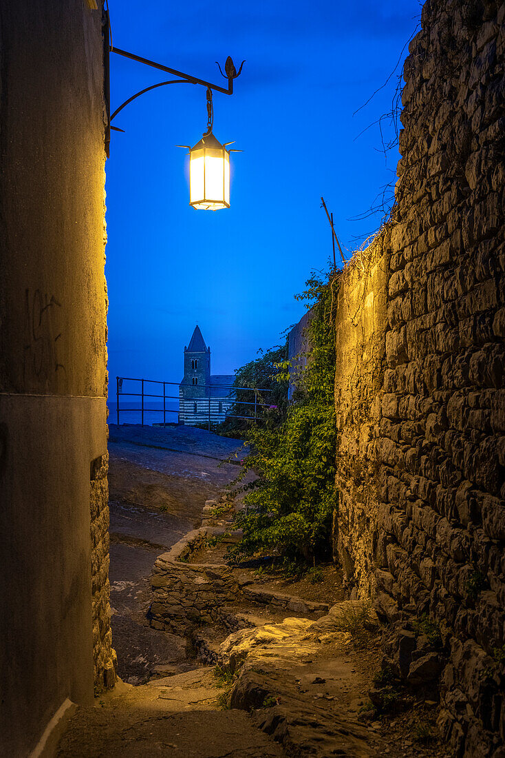 Europa, Italien, Ligurien: ein Blick auf die Kirche von San Pietro bei einem Nachtspaziergang in Portovenere