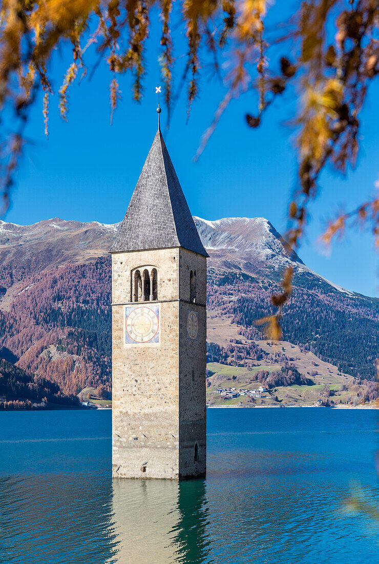 Curon/Graun, Provinz Bozen, Vinschgau, Südtirol, Italien. Der Glockenturm am Reschensee