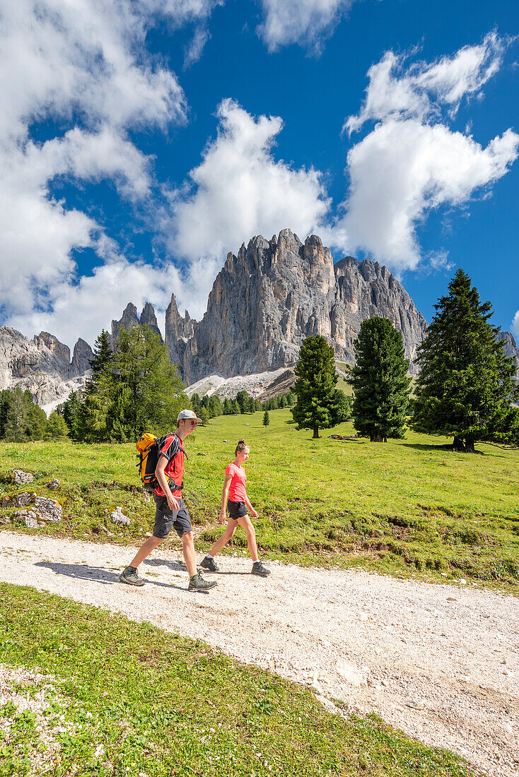 Tiers / Tiers, Tiersertal, Provinz Bozen, Dolomiten, Südtirol, Italien. Wanderer auf dem Wanderweg zur Haniger Hütte.