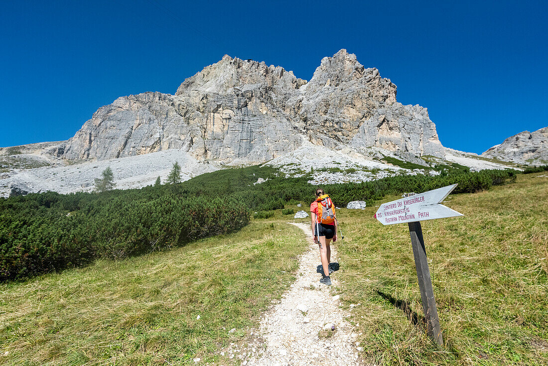 Falzarego-Pass, Dolomiten, Provinz Belluno, Venetien, Italien. Bergsteiger beim Einstieg in den Klettersteig "Kaiserjäger" auf den Lagazuoi