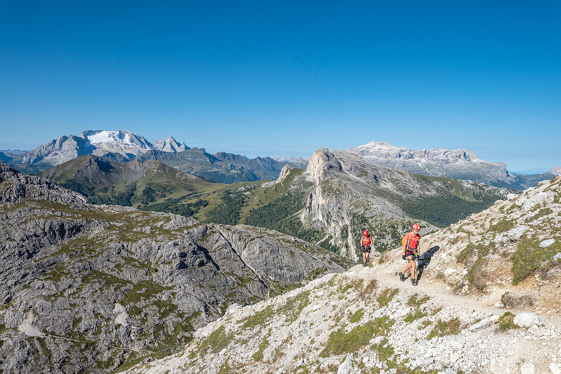Falzarego-Pass, Dolomiten, Provinz Belluno, Venetien, Italien. Bergsteiger beim Einstieg in den Klettersteig "Kaiserjäger" auf den Lagazuoi