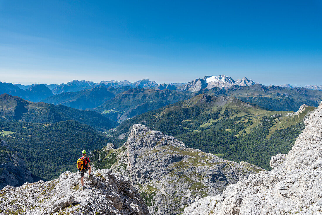 Falzarego-Pass, Dolomiten, Provinz Belluno, Venetien, Italien. Bergsteiger auf dem Klettersteig "Kaiserjäger" auf den Lagazuoi