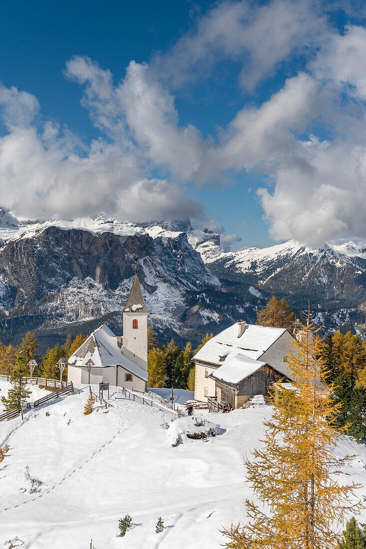 Alta Badia, Provinz Bozen, Südtirol, Italien, Europa. Die Wallfahrtskirche La Crusc