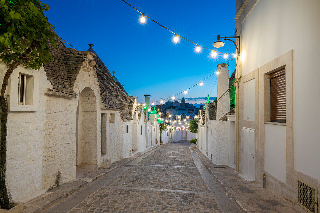 Alberobello, Provinz von Bari, Apulien, Italien, Europa. Die typischen Trulli-Hütten in der Morgendämmerung