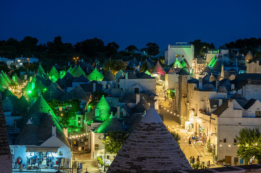 Alberobello, Provinz Bari, Apulien, Italien, Europa. Die typischen Trulli-Hütten in der Abenddämmerung