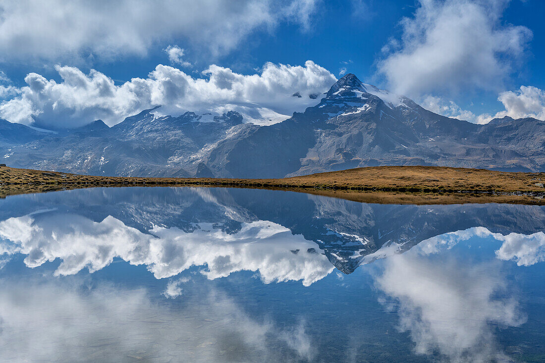 Riva di Tures, Campo Tures, Provinz Bozen, Südtirol, Italien, Europa. Der Kofler See mit dem Monte Nevoso im Hintergrund