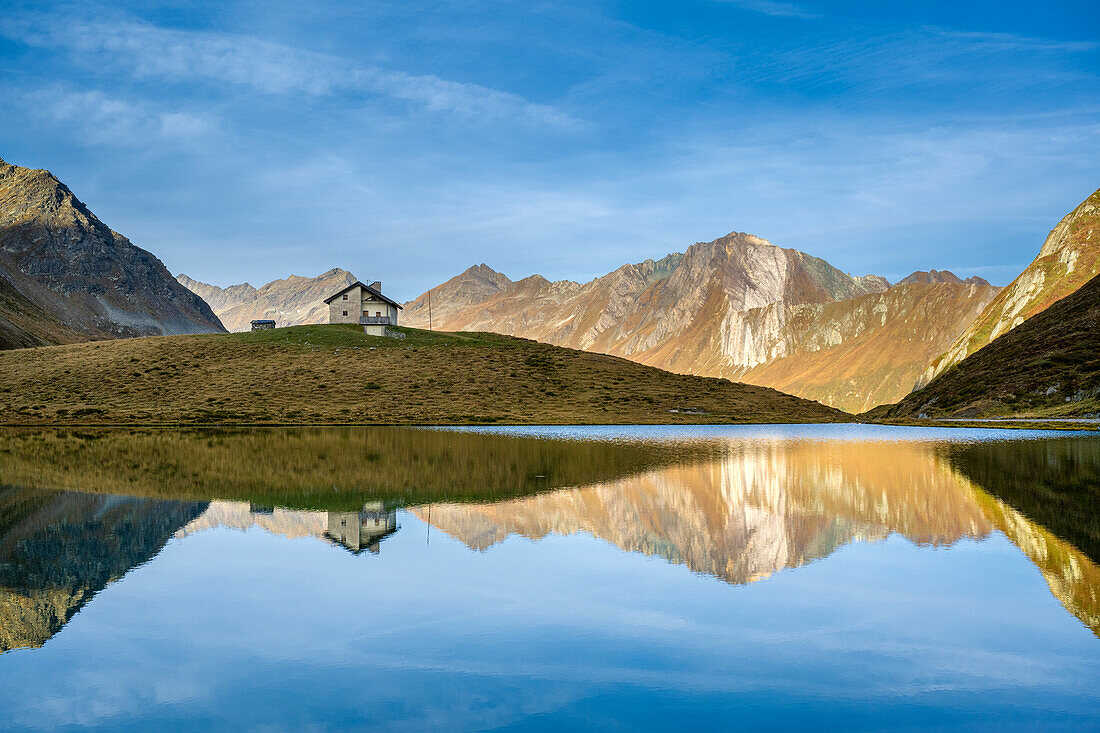 Riva di Tures, Campo Tures, Provinz Bozen, Südtirol, Italien, Europa. Der Klammlsee mit der verlassenen Grenzwachthütte. Im Hintergrund die Croda Bianca