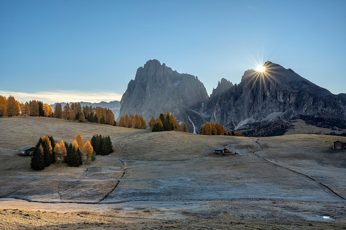Seiseralm/Seiser Alm, Dolomiten, Südtirol, Italien. Sonnenaufgang auf der Seiser Alm mit Langkofel und Plattkofel