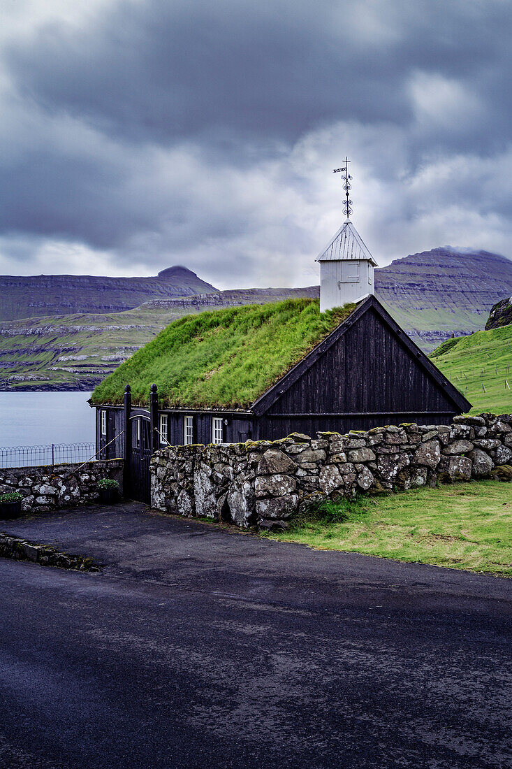 Europa, Dänemark, Färöer Inseln, Eystoroy, Gjogv: eine klassische kleine Kirche an der Küste
