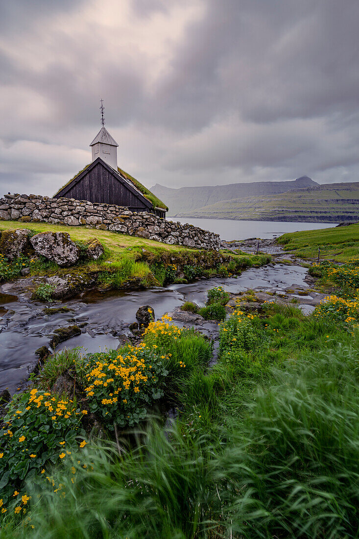 Europa, Dänemark, Färöer Inseln, Eystoroy, Gjogv: eine klassische kleine Kirche an der Küste