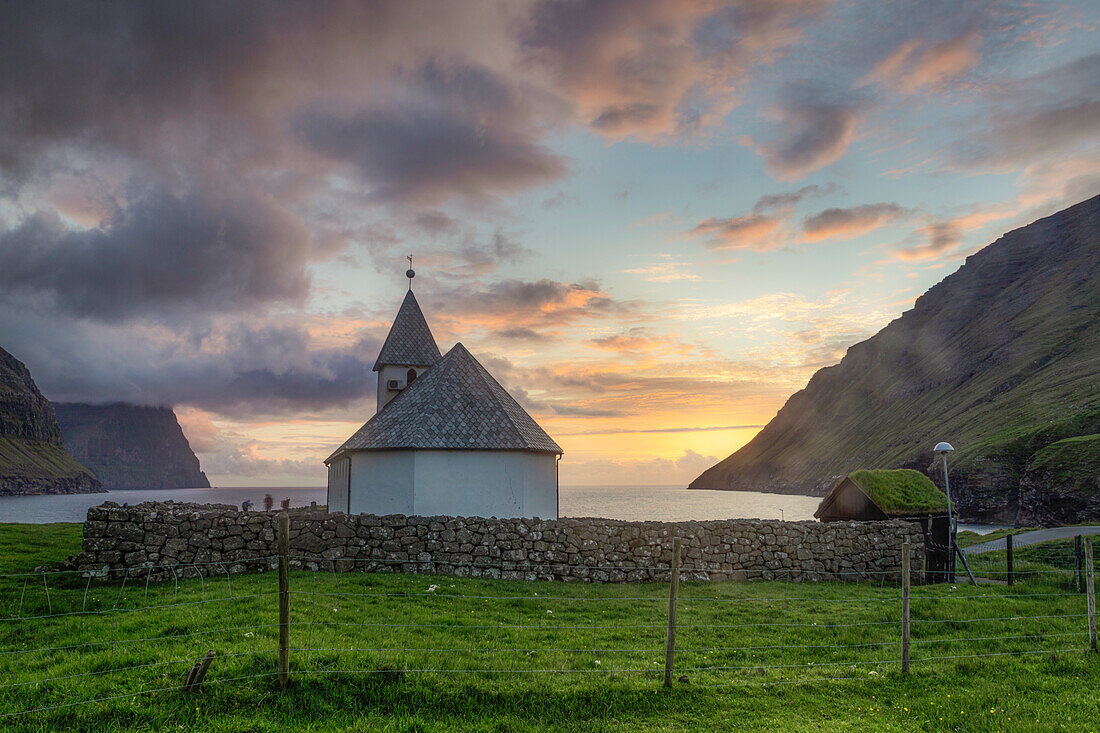 Europa, Dänemark, Färöer Inseln, Vidoy, Vidareidi: eine klassische kleine Kirche an der Küste bei Sonnenuntergang