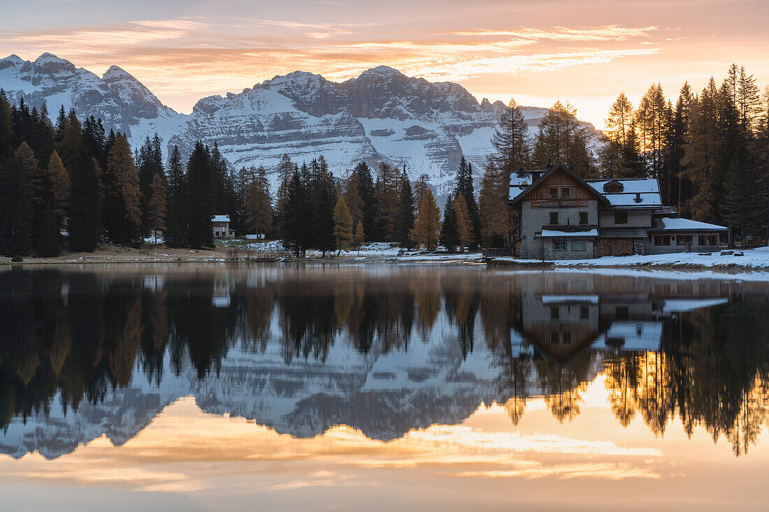 Sonnenaufgang am Nambino-See, Madonna di Campiglio, Provinz Trient in Trentino Südtirol, Italien, Europa.