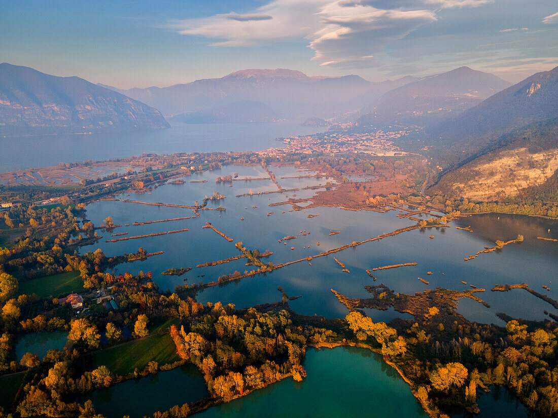 Sonnenuntergang über Franciacorta und dem Naturschutzgebiet Torbiere del Sebino, Provinz Brescia in Italien, Lombardei, Europa.