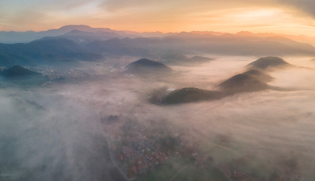 Luftaufnahme von Franciacorta während eines Sonnenaufgangs, Bezirk Lombardei, Provinz Brescia, Italien, Europa.