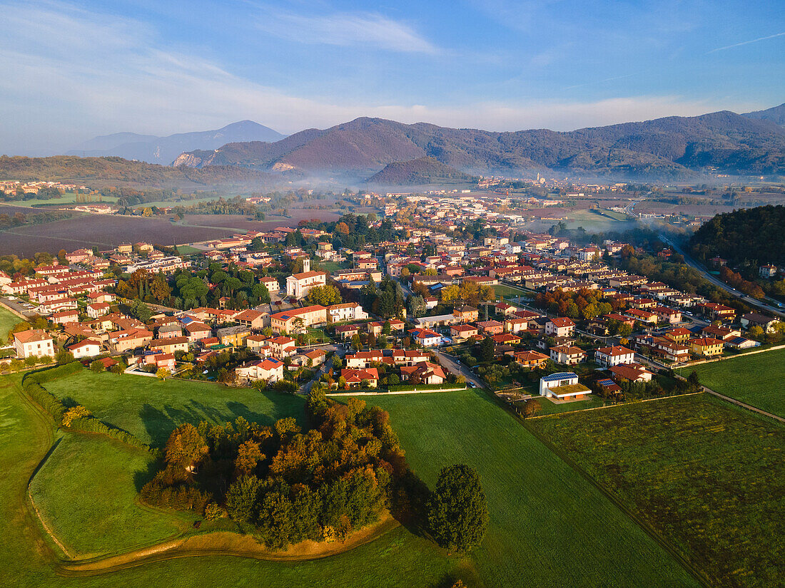 Ortschaft Camignone in Franciacorta Luftaufnahme, Provinz Brescia, Lombardei, Italien, Europa.
