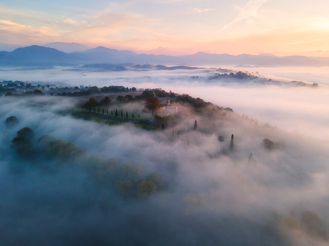 Franciacorta-Hügel in der Morgendämmerung über dem Nebel, Provinz Brescia, Lombardei, Italien, Europa.