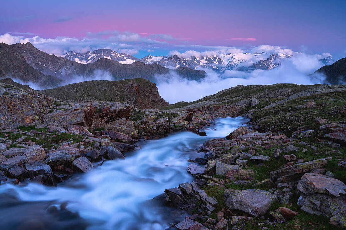 Sonnenuntergang im Hochtal, Vallecamonica in der Provinz Brescia, Lombardei, Italien, Europa.