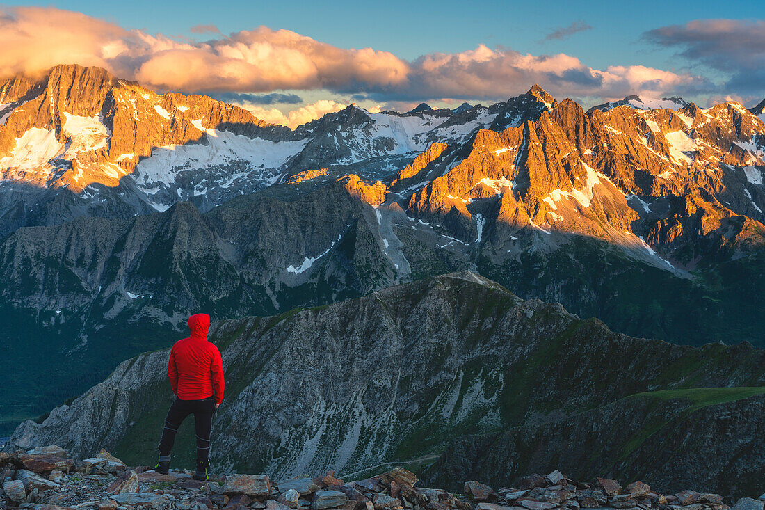 Presanella Gruppe bei Sonnenuntergang Blick von Cima Casaiole in Stelvio Nationalpark, Brescia Provinz, Lombardei, Italien, Europa.