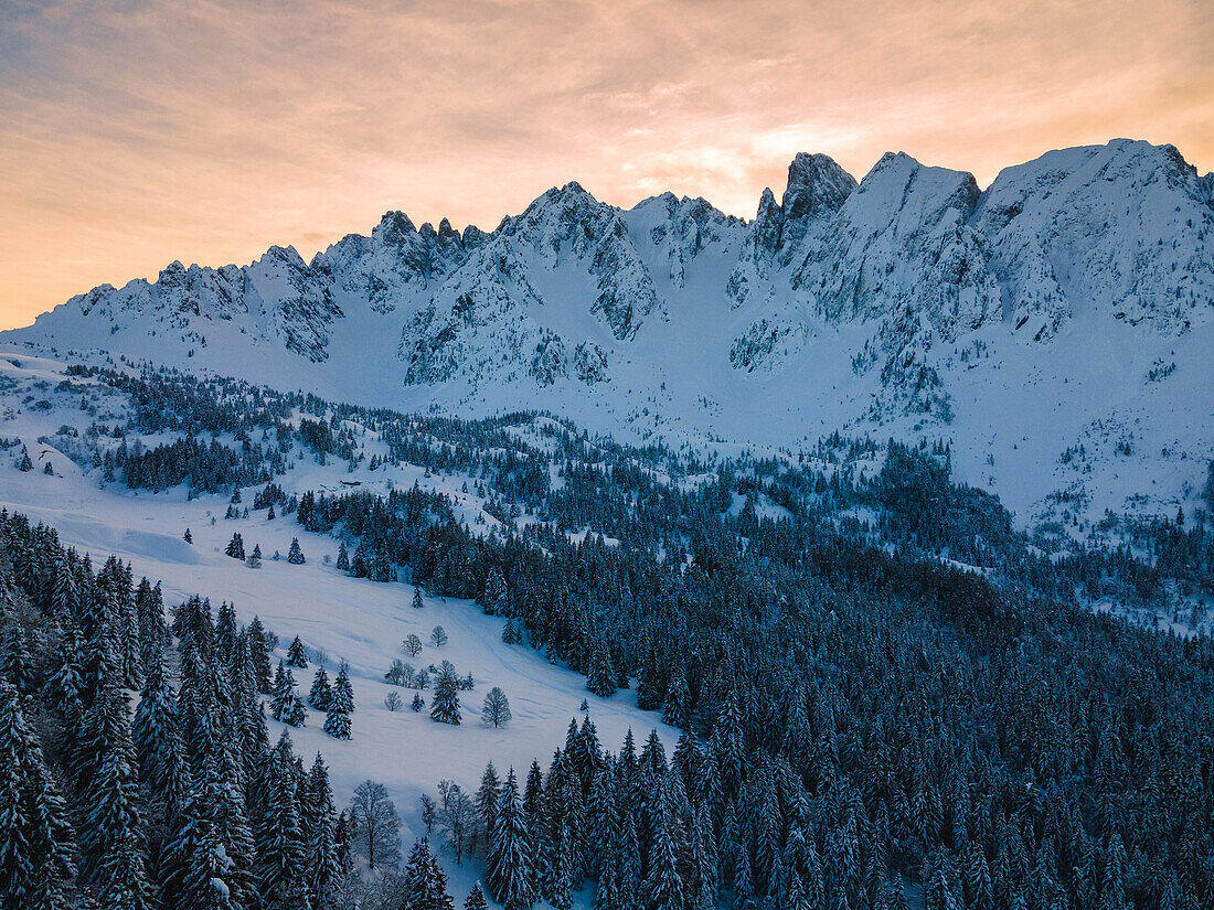 Luftaufnahme der Orobie-Alpen, Campelli-Pass in Schilpario, Provinz Bergamo, Lombardei, Italien.