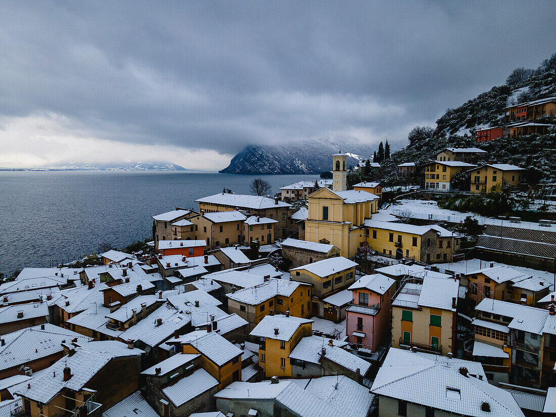 Luftaufnahme des Dorfes Peschiera Maraglio in Montisola in der Wintersaison, Provinz Brescia in der Lombardei, Italien, Europa.