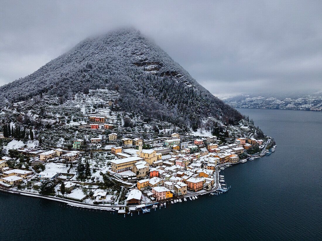 Luftaufnahme des Dorfes Peschiera Maraglio in Montisola in der Wintersaison, Provinz Brescia in der Lombardei, Italien, Europa.