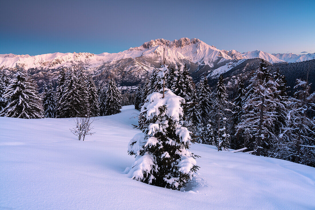 Sonnenaufgang in Presolana, Monte Pora, Orobie-Alpen in der Provinz Bergamo, Lombardei, Italien, Europa.