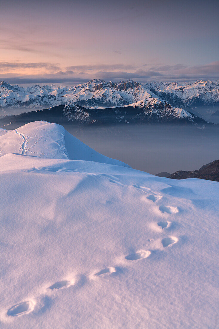 Sonnenuntergang auf dem Monte Guglielmo, Brescia prealpi in der Provinz Brescia, Region Lombardei, Italien, Europa.