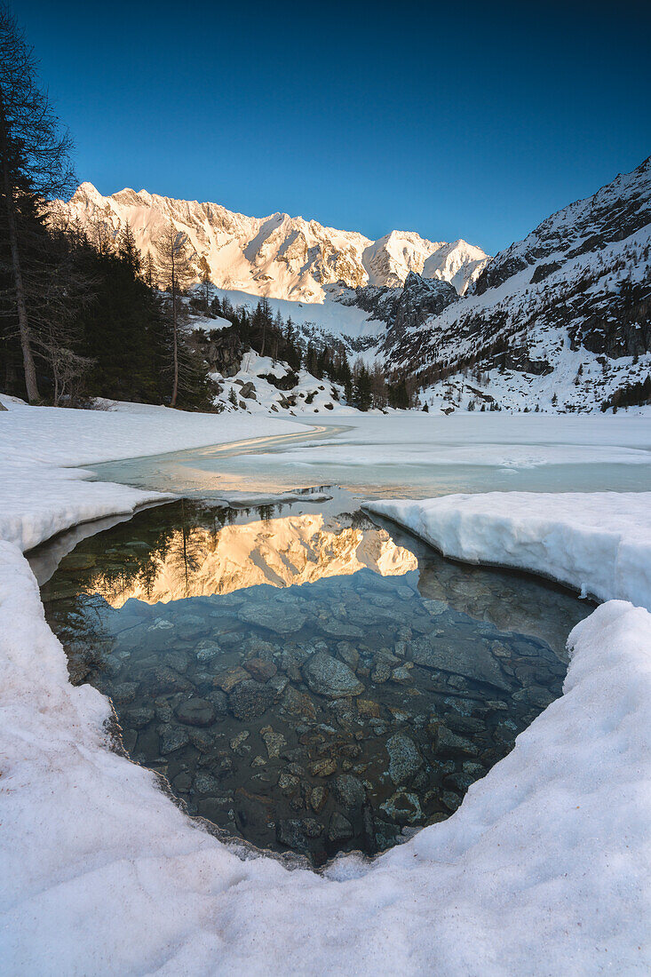 Alpenseen bei Tauwetter in der Wintersaison, Provinz Brescia in der Lombardei, Italien, Europa.