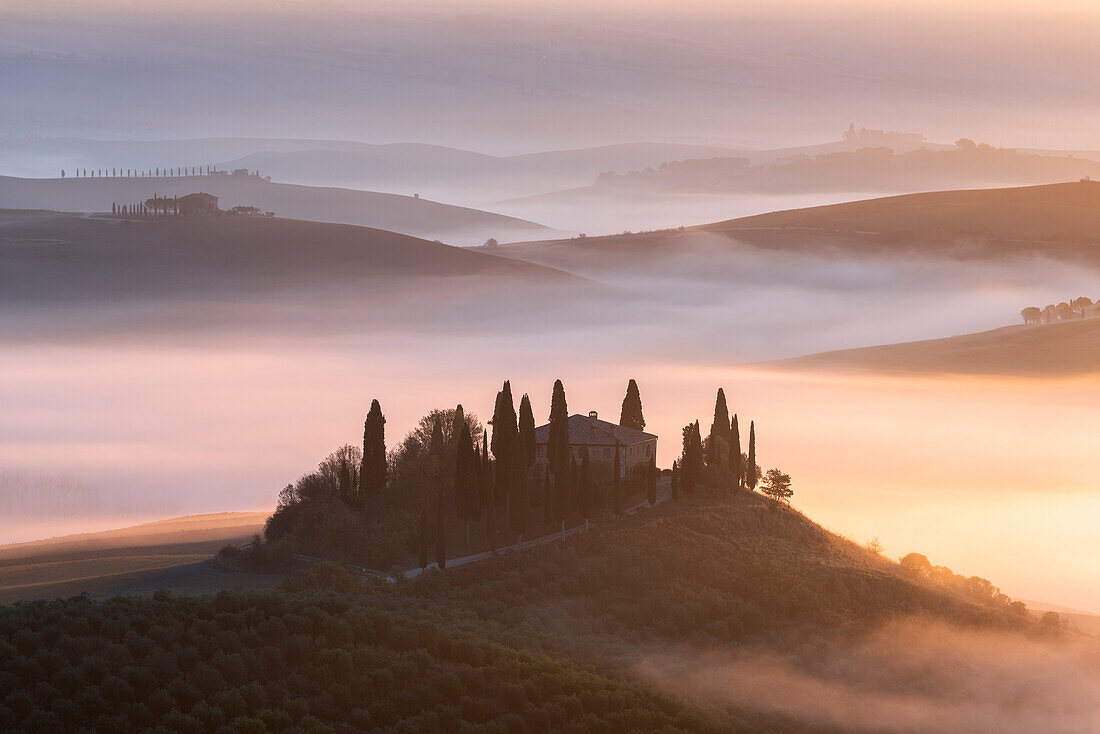 Bauernhaus Belvedere im Orcia-Tal in der Morgendämmerung in der Provinz Siena, Region Toskana, Italien.