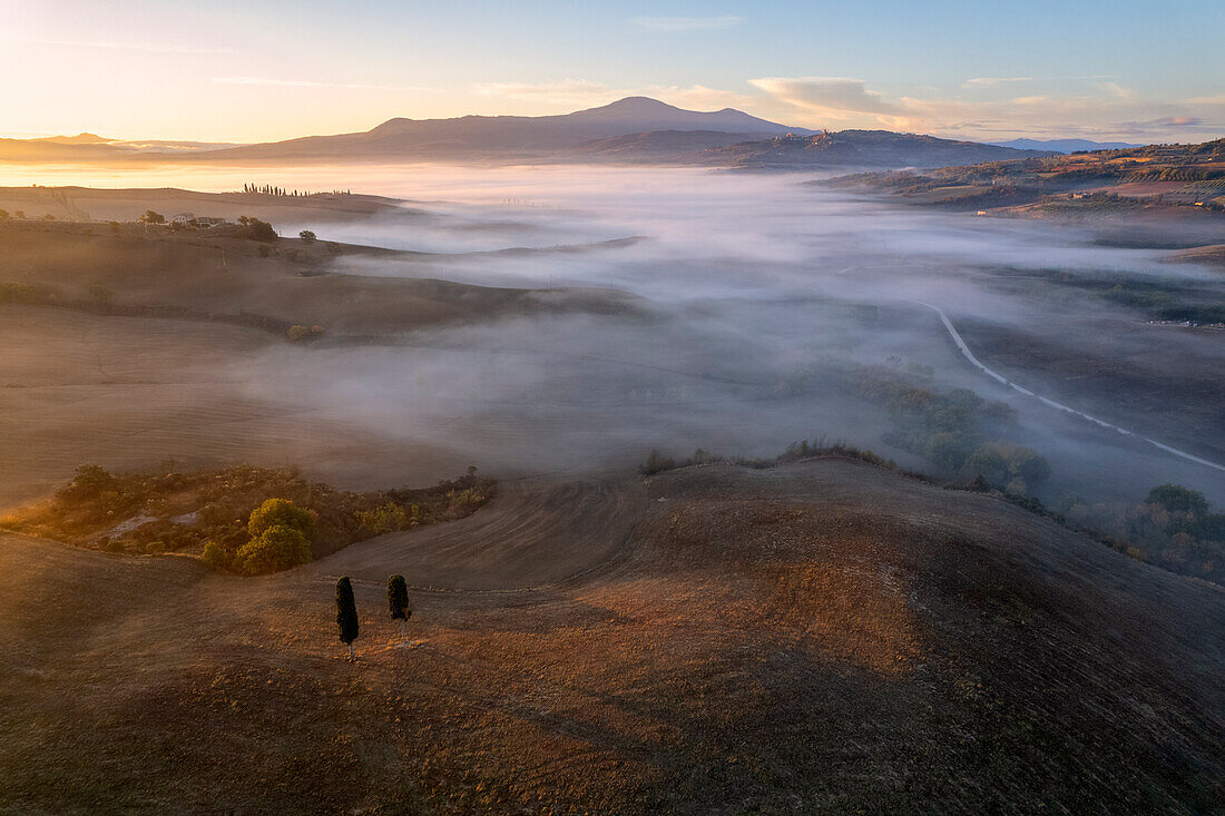 Luftaufnahme am Morgen, Orcia-Tal in der Provinz Siena, Toskana, Italien.