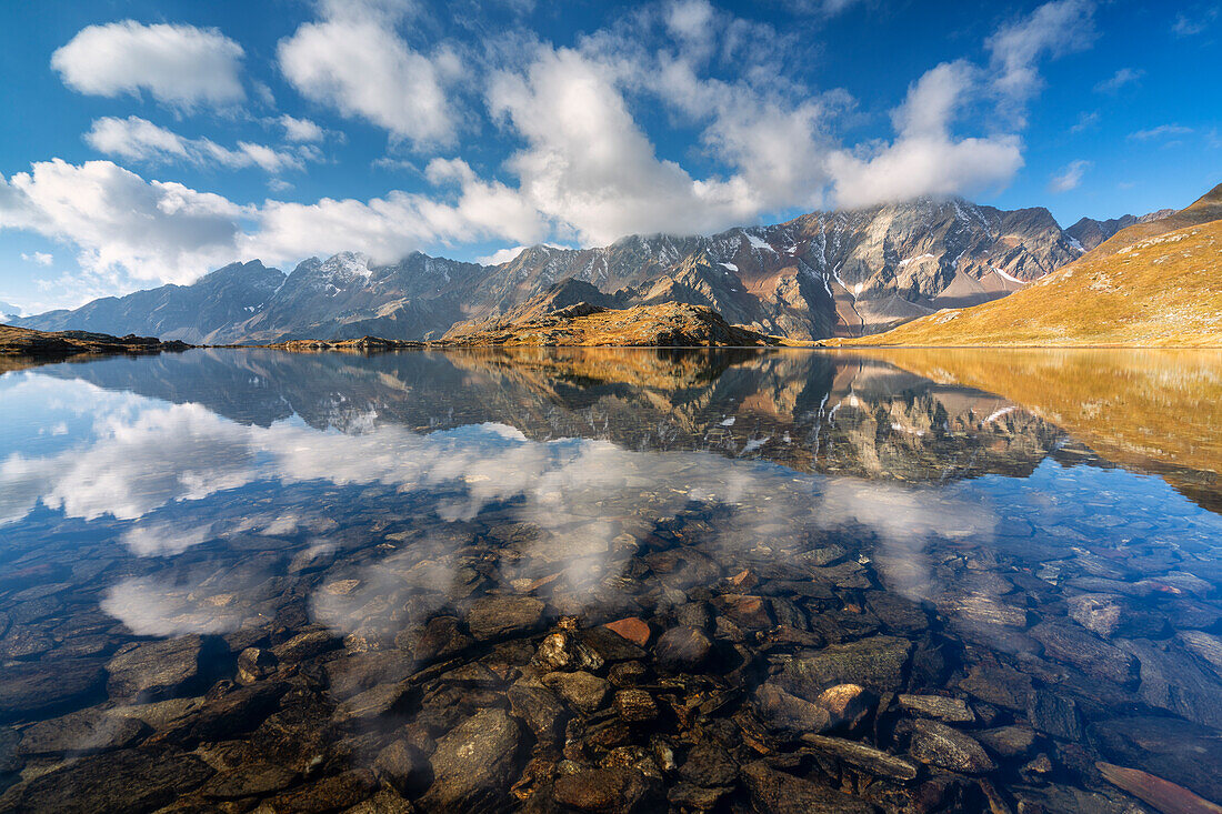 Schwarzer See am Gaviapass am Morgen, Provinz Brescia in der Lombardei, Italien.