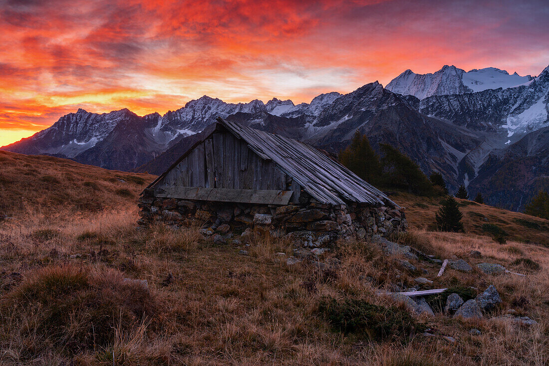 Sonnenaufgang am Tonalepass im Herbst, Trentino Alto Adige, Italien, Europa.