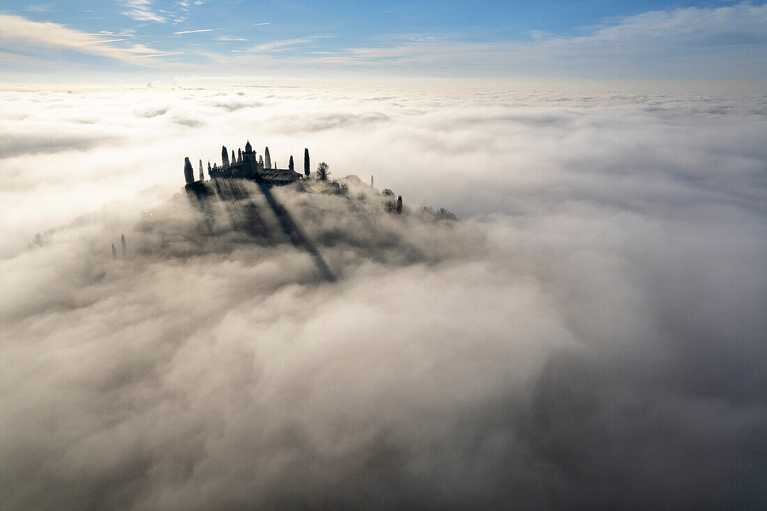 Santissima di Gussago über den Wolken in Franciacorta, Provinz Brescia in der Lombardei, Italien.