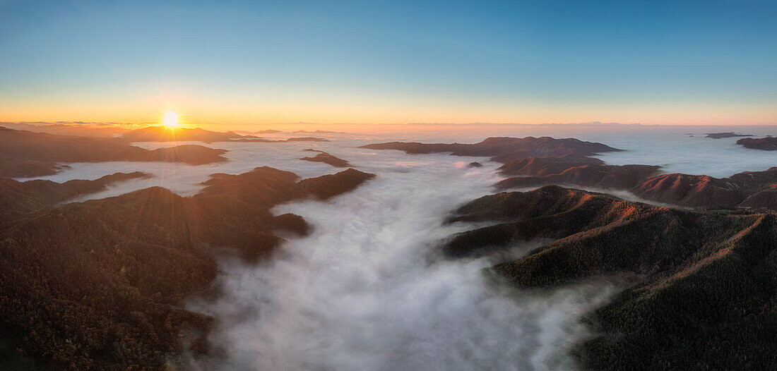 Panoramaluftaufnahme der Hügel von Alessandria mit Nebel, Provinz Alessandria, Piemont, Italien, Europa.