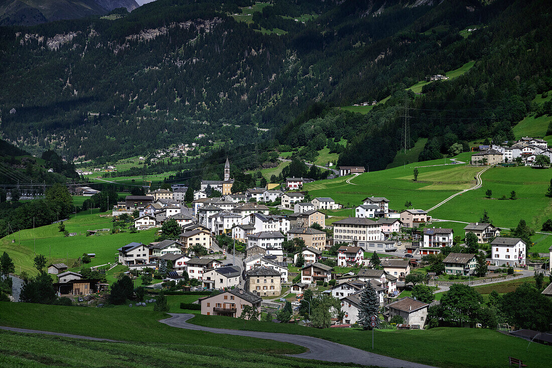 Dorf Poschiavo, Panoramafoto von der Berninabahn aus. Le Prese, Val Poschiavo, Kanton Grigioni, Poschiavo, Schweiz