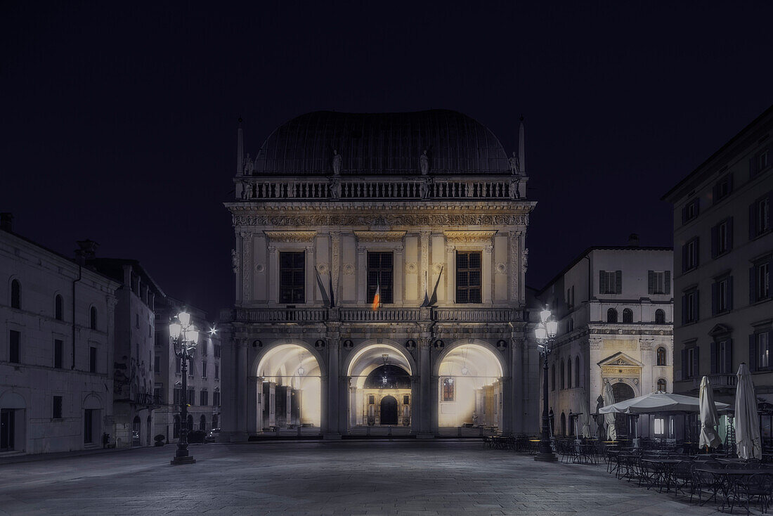 Loggia Platz im Zentrum von Brescia, mit weichem Licht in der Nacht Brescia, Lombardei, Italien, Norditalien, Südeuropa