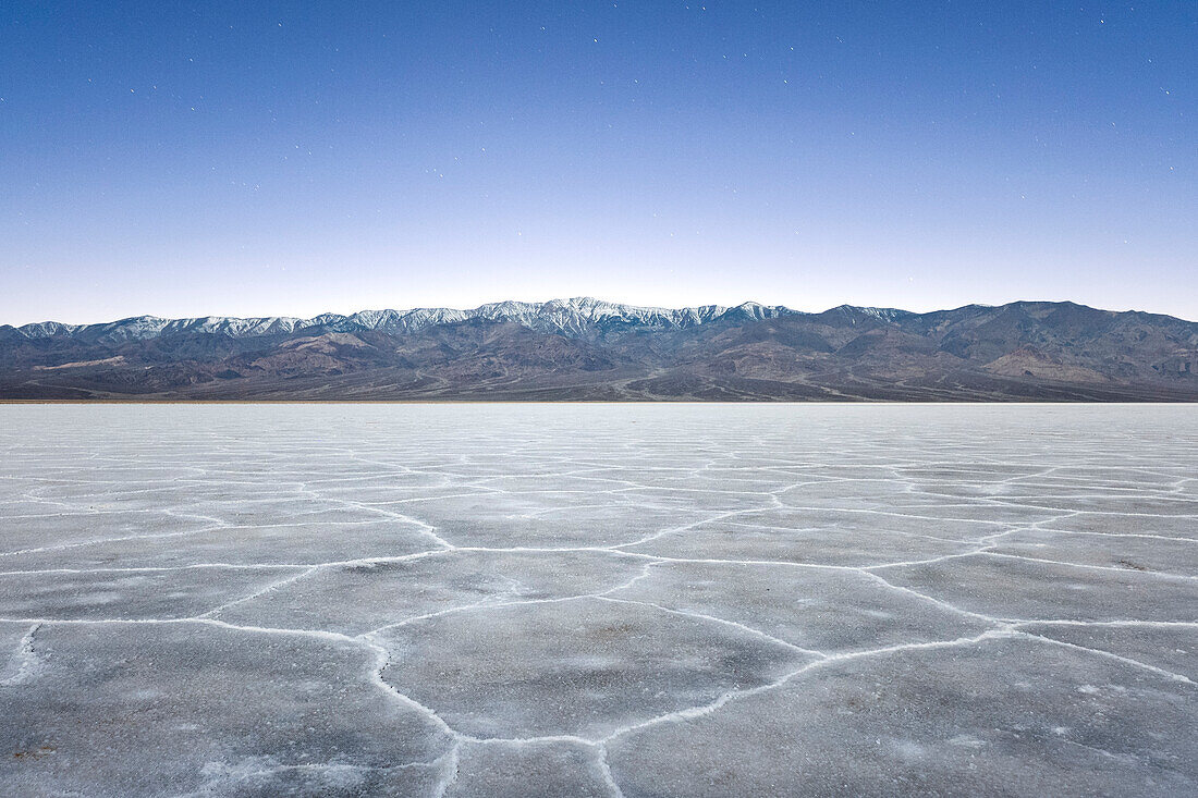 Mondschein über der Salzwüste am Badwater Basin, Death Valley National Park, Kalifornien, USA