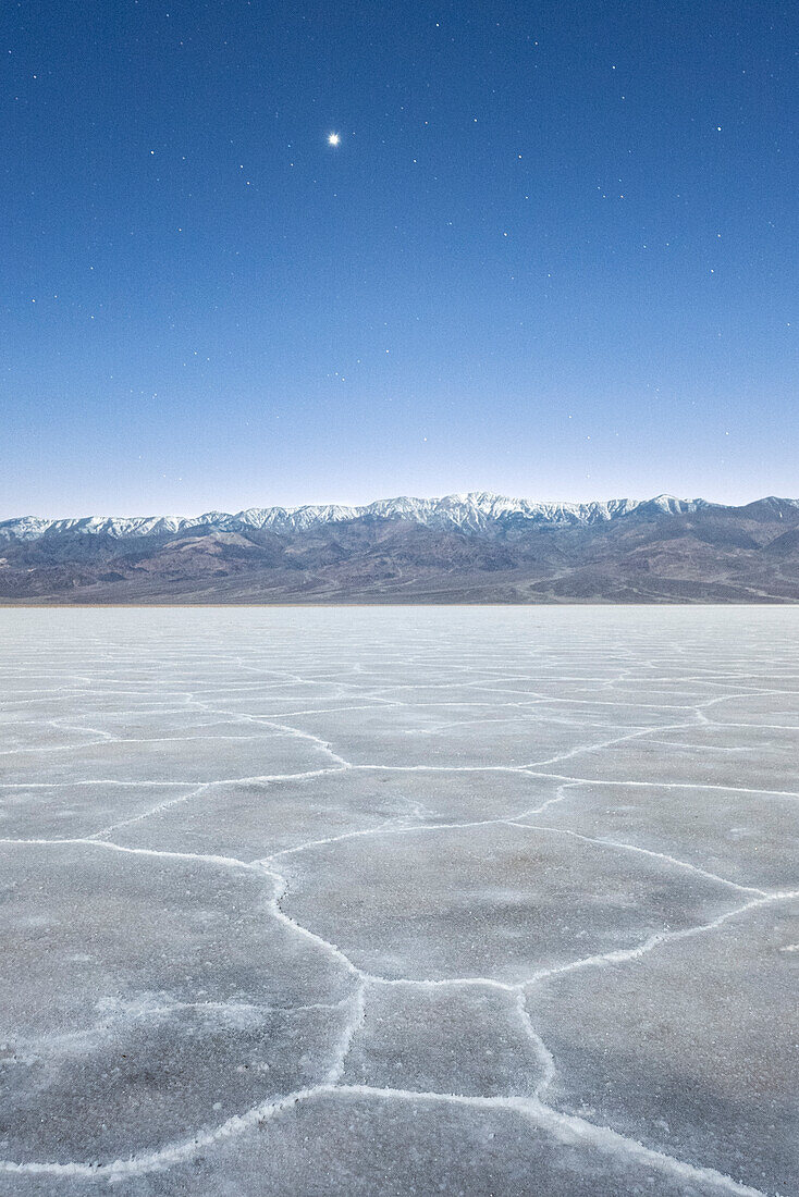 Mondschein über der Salzwüste am Badwater Basin, Death Valley National Park, Kalifornien, USA