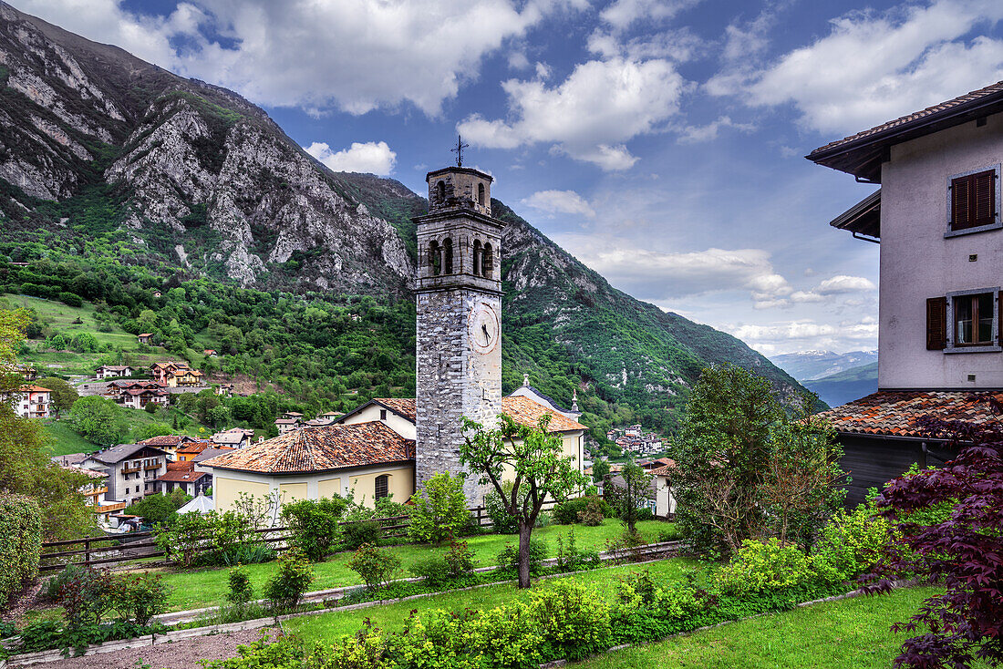 Molina di Ledro, typisches Dorf im Trentino, mit dem Turm der Kirche S. Vigilio und dem Berg im Hintergrund Ledro, Molina di Ledro, Provinz Trient, Trentino Alto Adige, Norditalien, Südeuropa