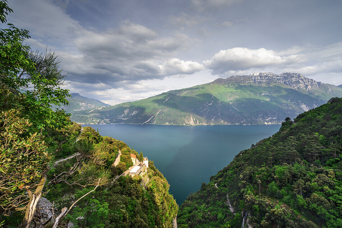 Panoramafoto des Gardasees, in der ponale Straße, mit Bergen im Hintergrund. Gardasee, Riva del Garda, Trentino-Südtirol, Norditalien, Südeuropa