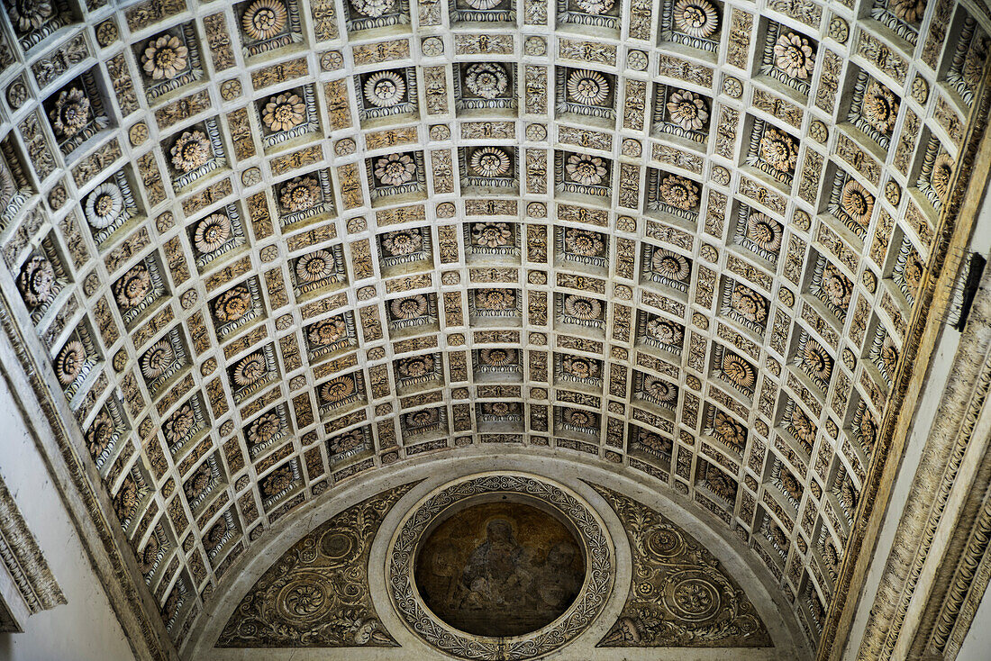 Basilika von S. Andrea, Details der Bögen der Hauptfassade, genannt "ombrellone" Mantova, Lombardei, Norditalien, Südeuropa