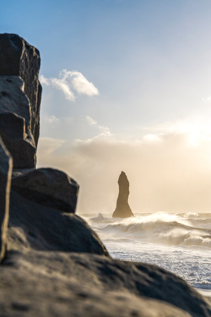 Europa, Island: die ikonische Säule am Vik y Myrdal Black Sand Beach