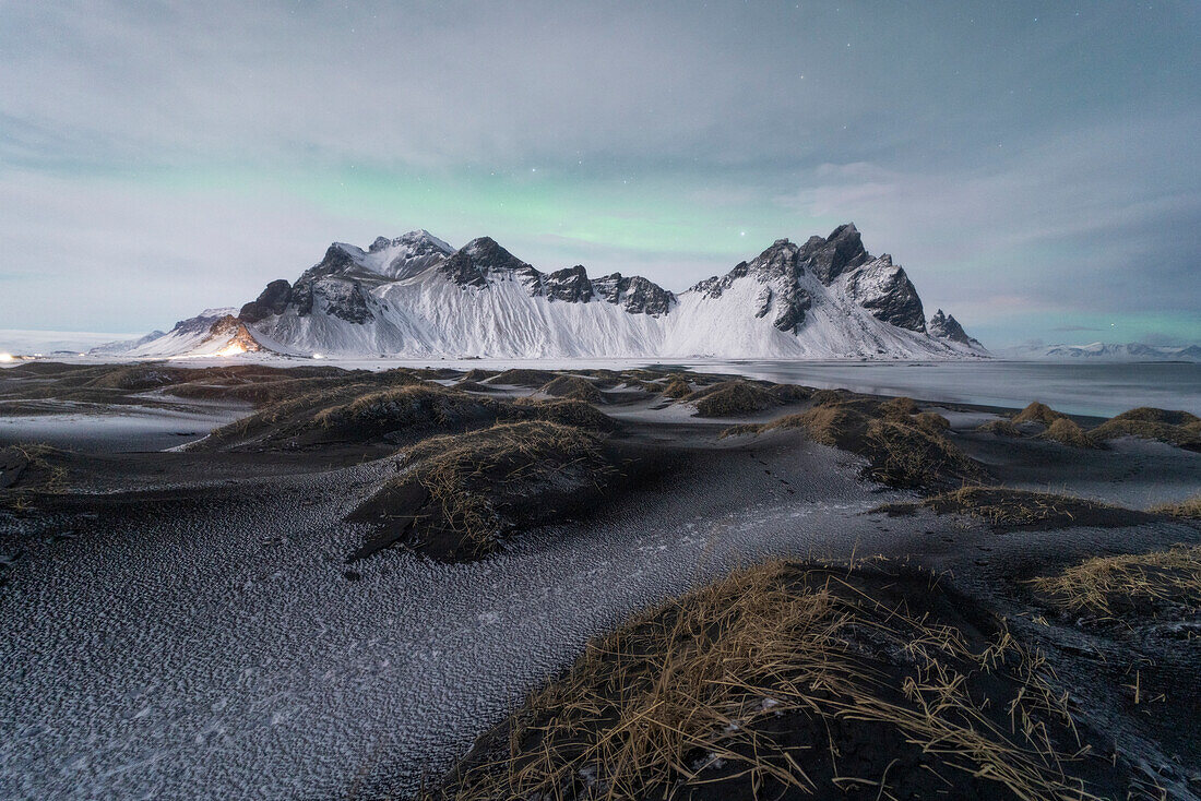 Europa, Island: Über dem Vestrahorn tut sich etwas Grünes