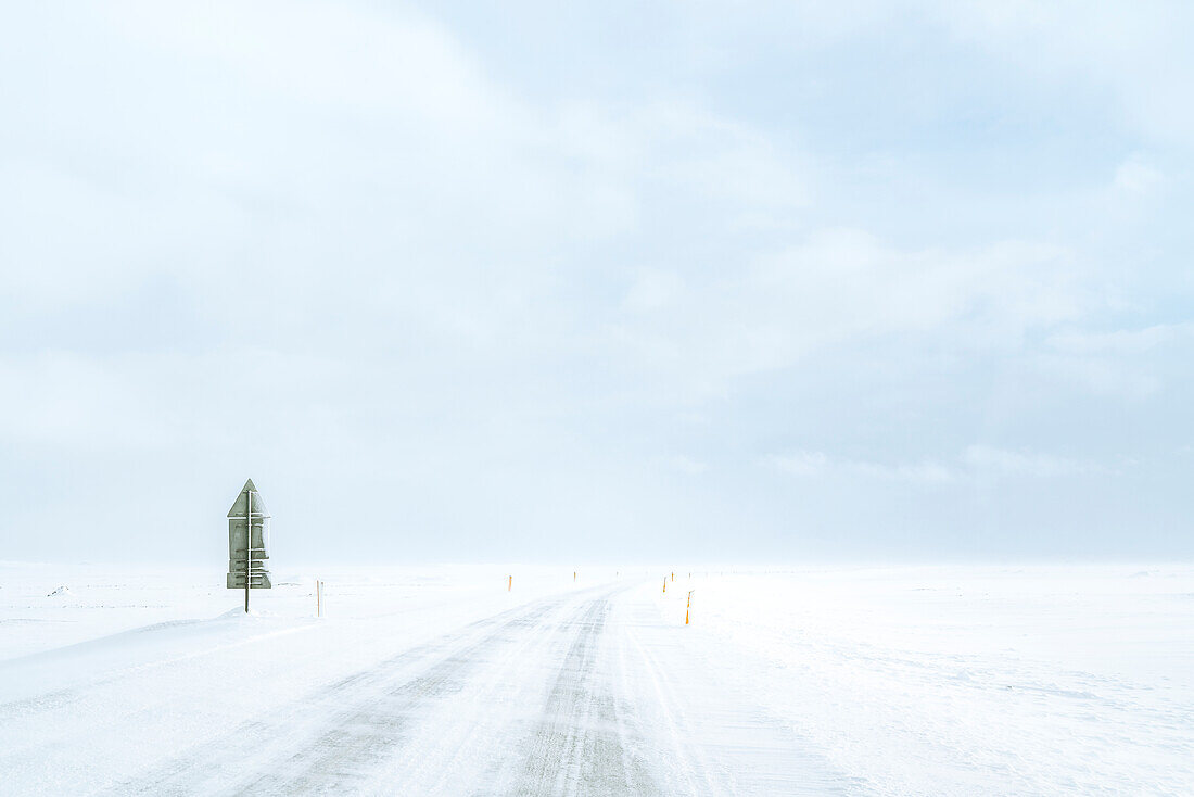 Typische Stimmung beim Autofahren in Island im Winter, Europa