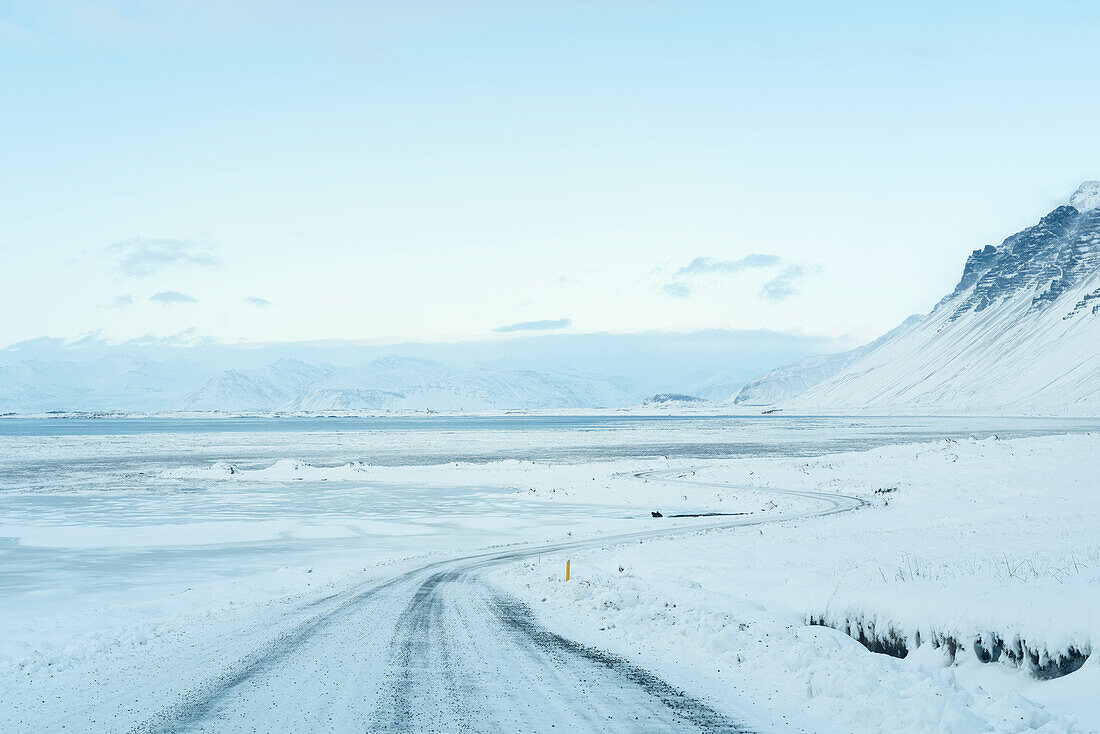 Europa, Island: Hringvegur Straße an der eisigen isländischen Küste