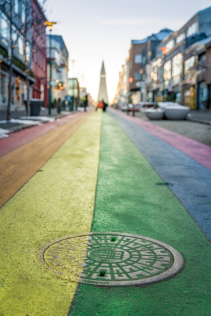 Die Rainbowe-Straße in Reykjavik, die zur Hallgrímskirkja führt, Island, Europa