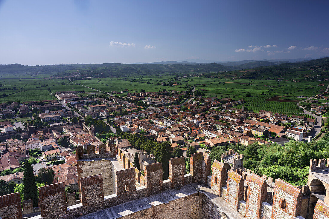 Panoramafoto von Soave Stadt auf dem Turm des Scaligero Schlosses von Soave, mit Spitzen des Turms im Vordergrund während des Tages Soave, Verona, Venetien, Italien, Europa, Südeuropa