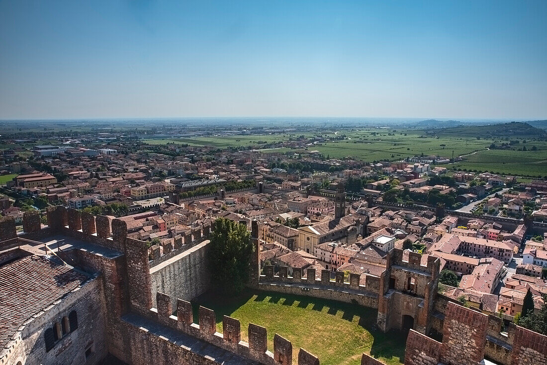 Mauern der Burg von Soave, mit der Stadt Soave im Hintergrund Soave, Verona, Venetien, Italien, Europa, Südeuropa