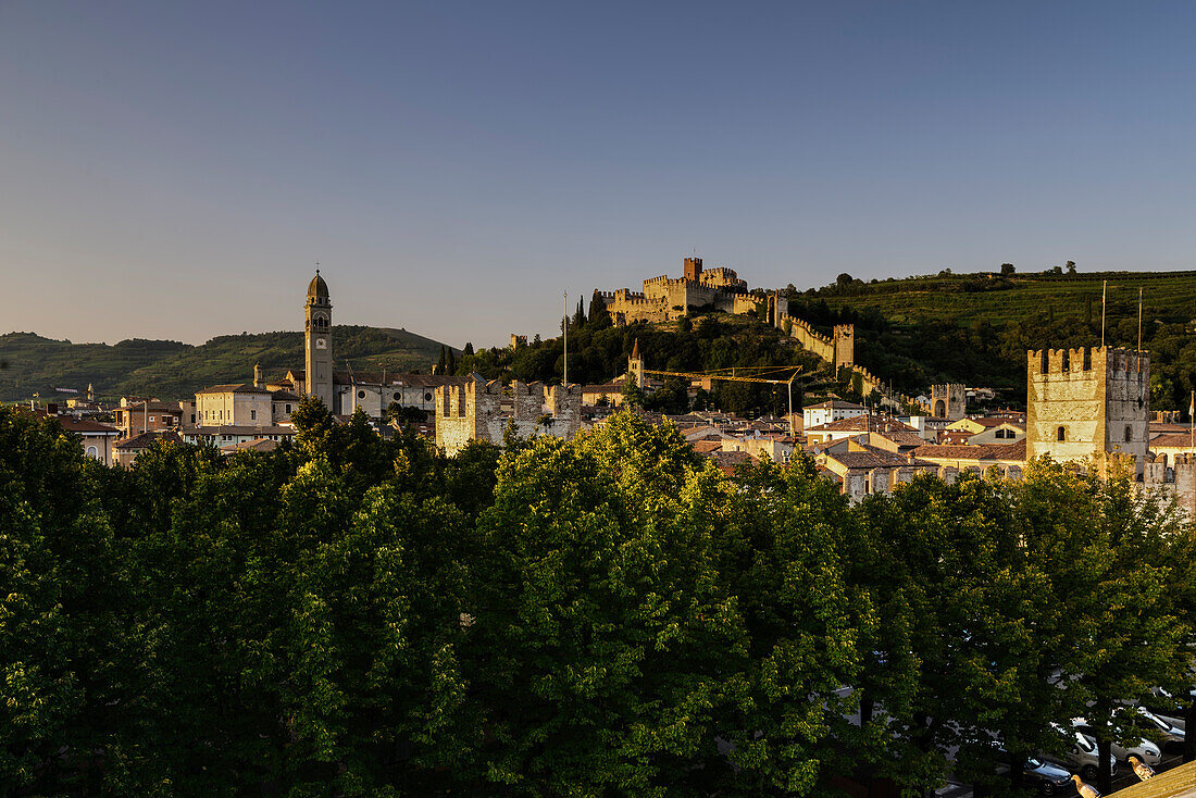 Panorama der Stadt Soave, mit dem Zentrum und dem Schloss von Soave im Hintergrund während des Sonnenuntergangs Soave, Verona, Venetien, Italien, Europa, Südeuropa