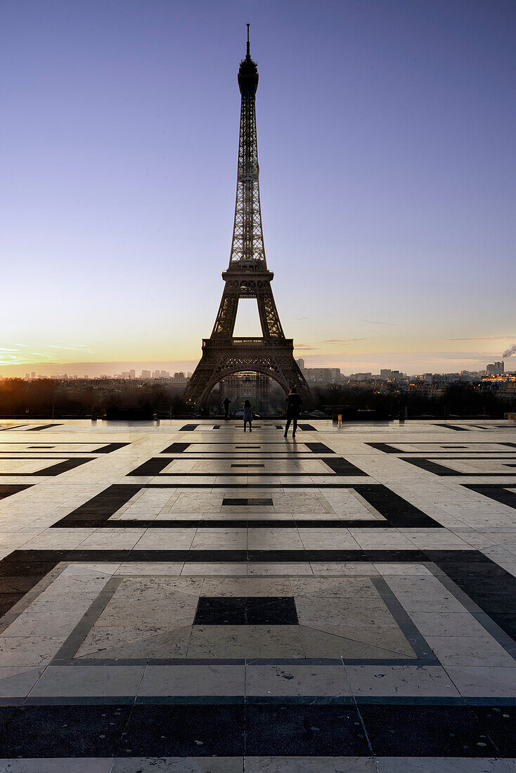 Trocadero mit Blick auf den Eiffelturm während des Sonnensturms Frankreich Ile de France Ville de Paris Paris Europa